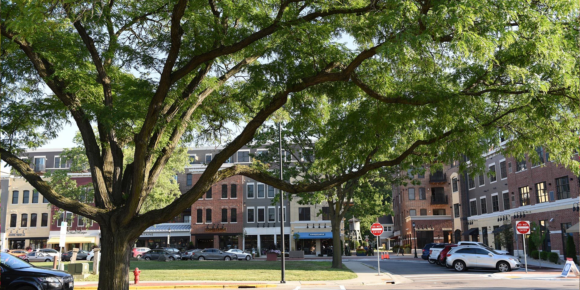 a city street with cars parked on the side of the road
